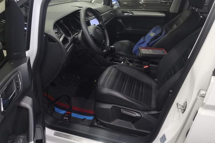 Used Volkswagen Touran 2016 Volkswagen Touran L 280TSI DSG Comfort Edition Driver Seat