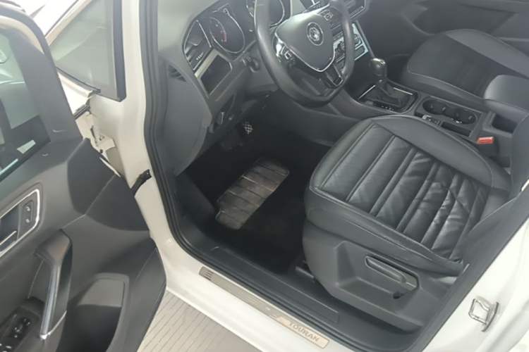 Used Volkswagen Touran 2016 Volkswagen Touran L 280TSI DSG Comfort Edition Driver Seat