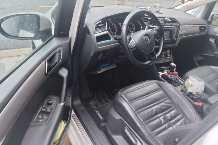 Used Volkswagen Touran 2016 Volkswagen Touran L 280TSI DSG Comfort Edition Driver Seat