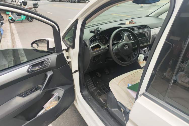 Used Volkswagen Touran 2016 Volkswagen Touran L 280TSI Manual Trend Edition Driver Seat