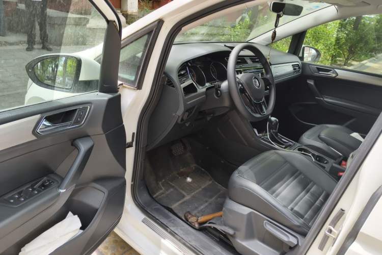 Used Volkswagen Touran 2016 Volkswagen Touran L 280TSI DSG Comfort Edition Driver Seat