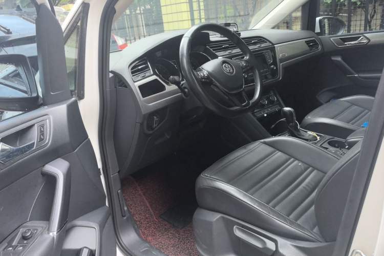 Used Volkswagen Touran 2016 Volkswagen Touran L 280TSI DSG Comfort Edition Driver Seat