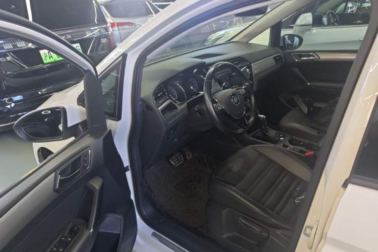 Used Volkswagen Touran 2016 Volkswagen Touran L 280TSI DSG Comfort Edition Driver Seat