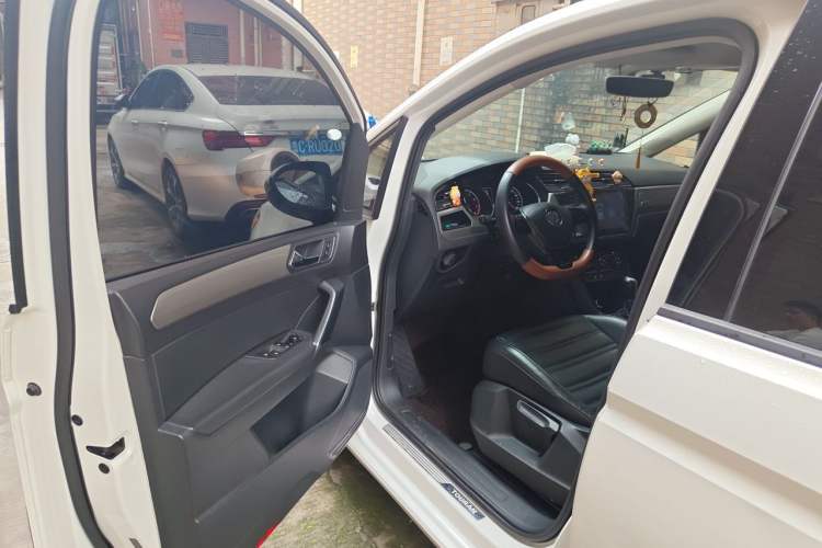 Used Volkswagen Touran 2016 Volkswagen Touran L 280TSI DSG Comfort Edition Driver Seat