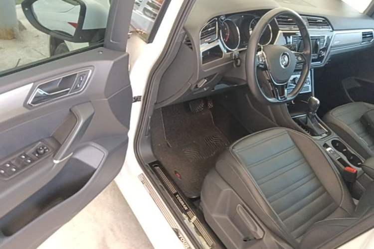 Used Volkswagen Touran 2016 Volkswagen Touran L 280TSI DSG Comfort Edition Driver Seat