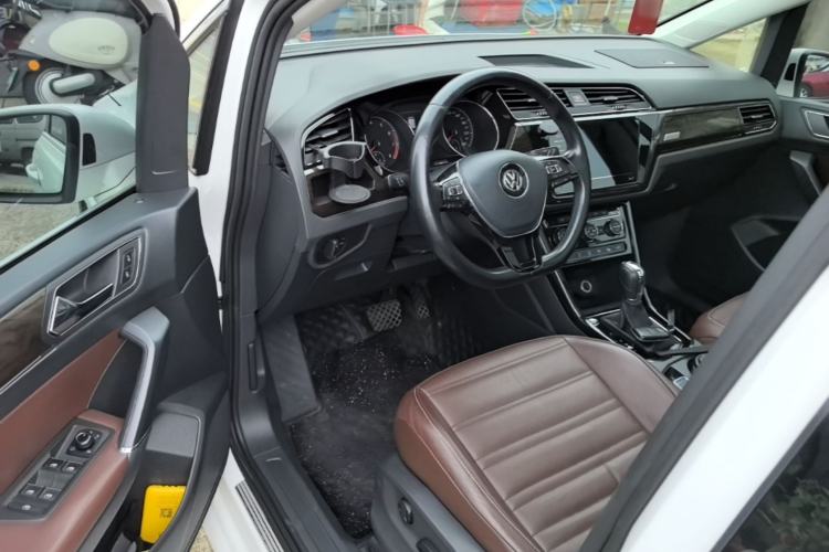 Used Volkswagen Touran 2016 Volkswagen Touran L 280TSI DSG Luxury Edition Driver Seat