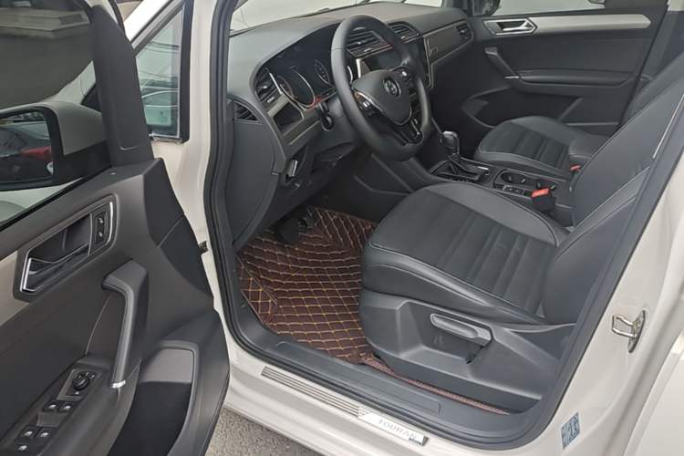 Used Volkswagen Touran 2016 Volkswagen Touran L 280TSI DSG Comfort Edition Driver Seat