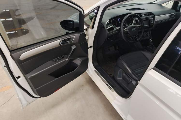 Used Volkswagen Touran 2016 Volkswagen Touran L 280TSI DSG Comfort Edition Driver Seat