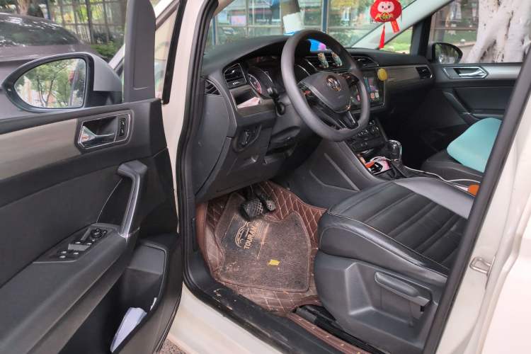 Used Volkswagen Touran 2016 Volkswagen Touran L 280TSI DSG Comfort Edition Driver Seat