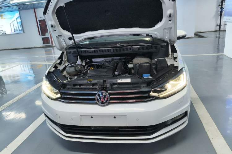 Used Volkswagen Touran 2016 Volkswagen Touran L 280TSI DSG Comfort Edition Engine Bay