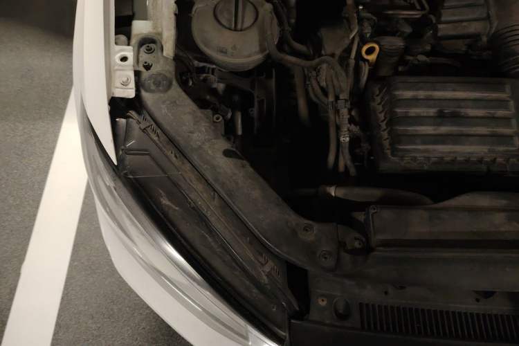 Used Volkswagen Touran 2016 Volkswagen Touran L 280TSI Manual Trend Edition Engine Bay Right