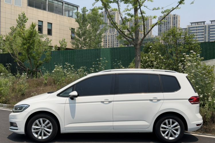 Used Volkswagen Touran 2016 Volkswagen Touran L 280TSI DSG Comfort Edition Exterior 1