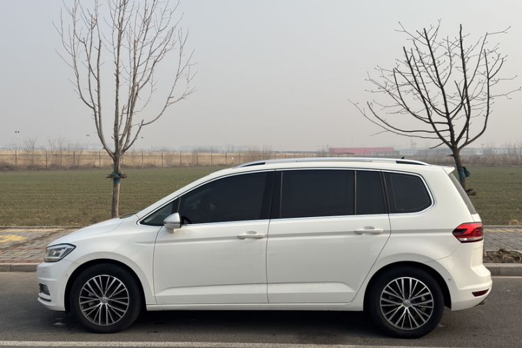 Used Volkswagen Touran 2016 Volkswagen Touran L 280TSI DSG Luxury Edition Exterior 1