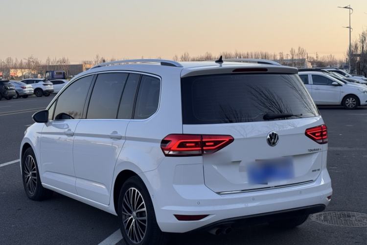 Used Volkswagen Touran 2016 Volkswagen Touran L 280TSI DSG Luxury Edition Exterior 10