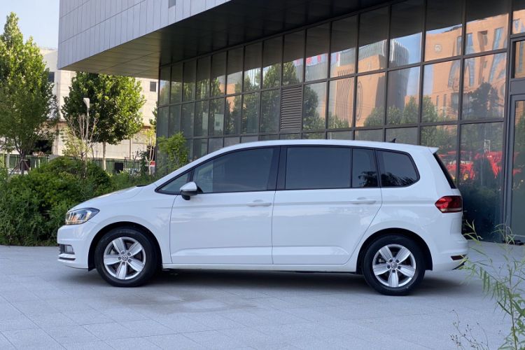 Used Volkswagen Touran 2016 Volkswagen Touran L 280TSI Manual Trend Edition Exterior 2