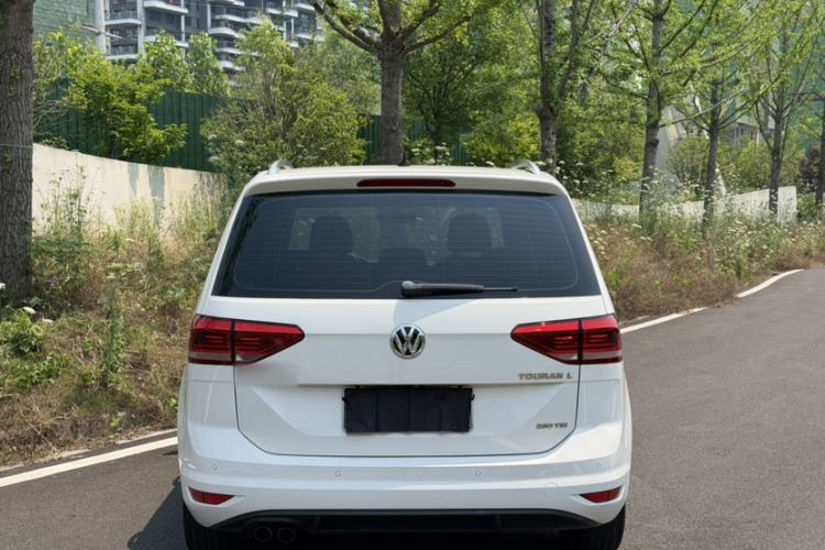 Used Volkswagen Touran 2016 Volkswagen Touran L 280TSI DSG Comfort Edition Exterior 2