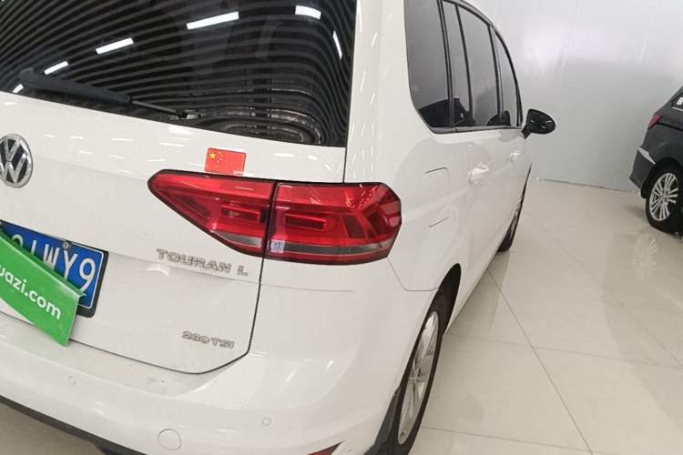 Used Volkswagen Touran 2016 Volkswagen Touran L 280TSI Manual Trend Edition Exterior 3