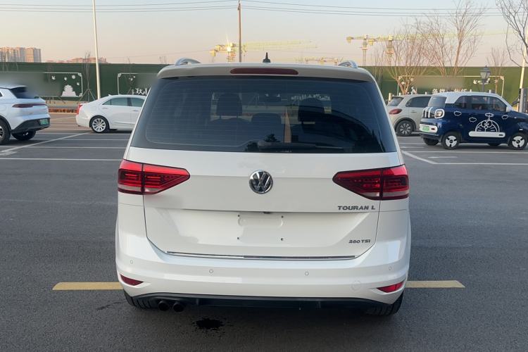 Used Volkswagen Touran 2016 Volkswagen Touran L 280TSI DSG Luxury Edition Exterior 4