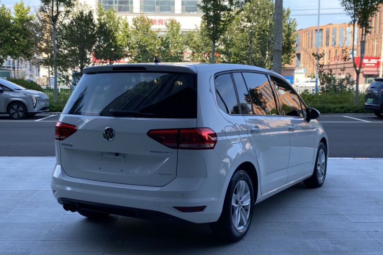 Used Volkswagen Touran 2016 Volkswagen Touran L 280TSI Manual Trend Edition Exterior 4