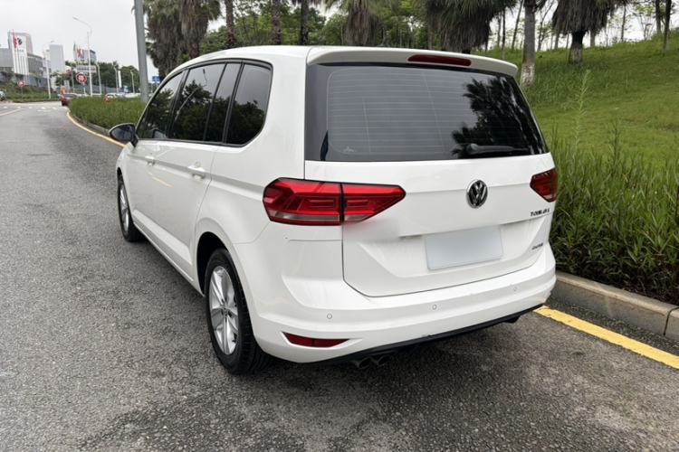 Used Volkswagen Touran 2016 Volkswagen Touran L 280TSI Manual Trend Edition Exterior 5