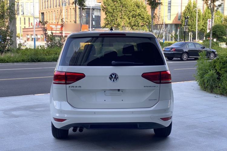 Used Volkswagen Touran 2016 Volkswagen Touran L 280TSI Manual Trend Edition Exterior 5