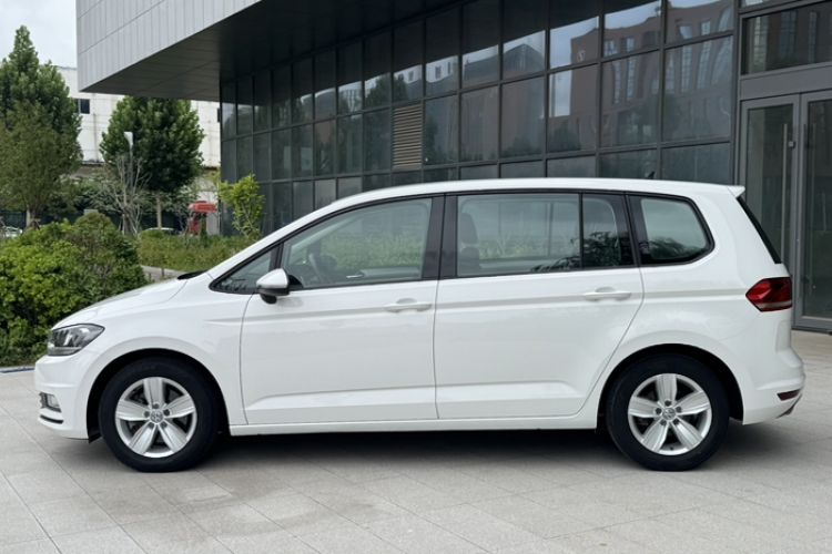 Used Volkswagen Touran 2016 Volkswagen Touran L 280TSI Manual Trend Edition Exterior 5