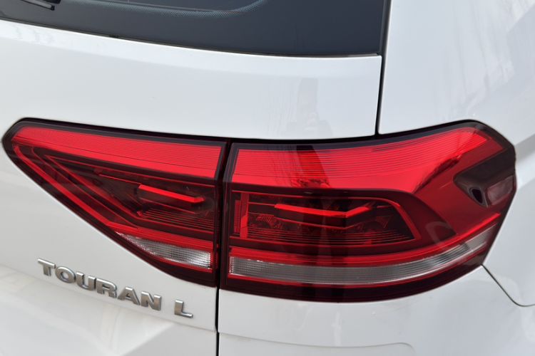 Used Volkswagen Touran 2016 Volkswagen Touran L 280TSI DSG Luxury Edition Exterior 5
