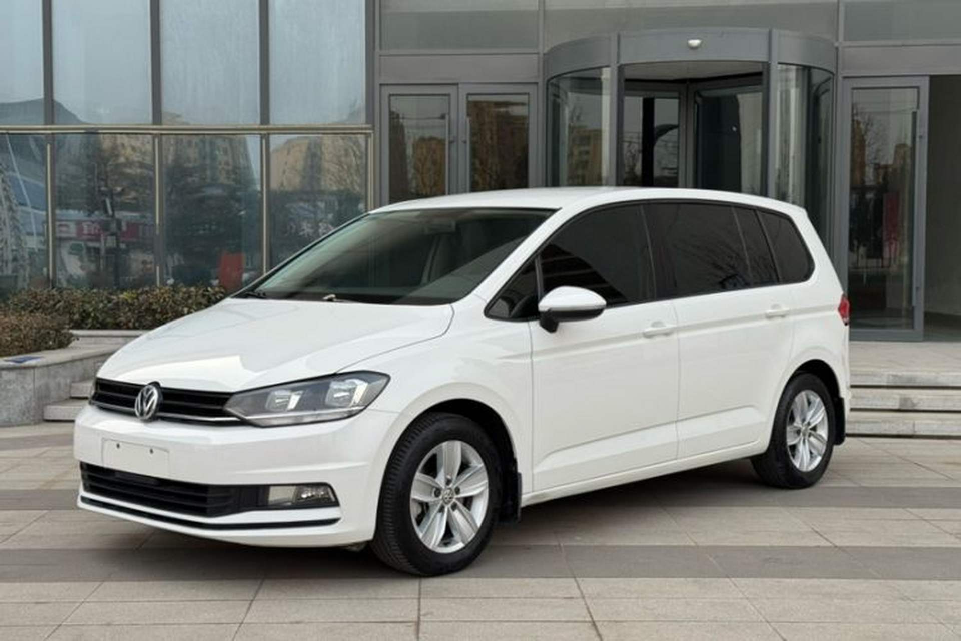 Used Volkswagen Touran 2016 Volkswagen Touran L 280TSI Manual Trend Edition Front Left 45 Deg
