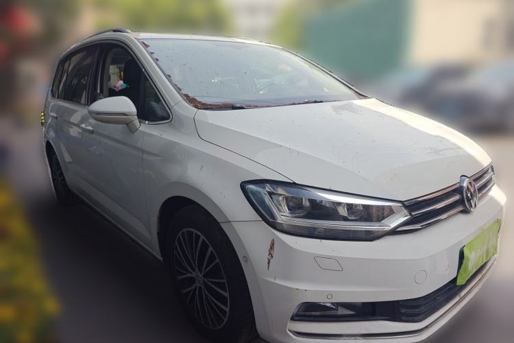 Used Volkswagen Touran 2016 Volkswagen Touran L 280TSI DSG Luxury Edition Front Right 45 Deg