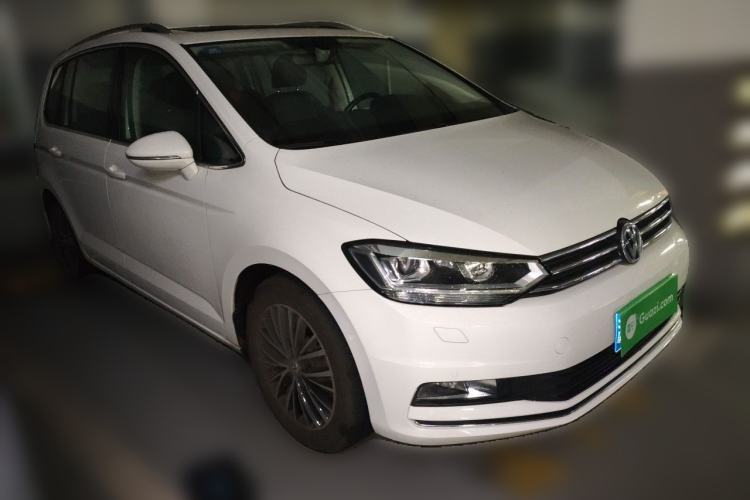 Used Volkswagen Touran 2016 Volkswagen Touran L 280TSI DSG Luxury Edition Front Right 45 Deg