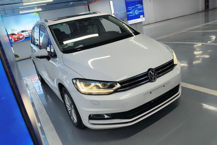 Used Volkswagen Touran 2016 Volkswagen Touran L 280TSI DSG Comfort Edition Front Right 45 Deg