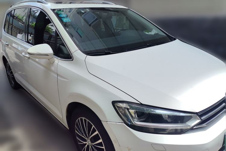 Used Volkswagen Touran 2016 Volkswagen Touran L 330TSI DSG Luxury Edition Front Right 45 Deg