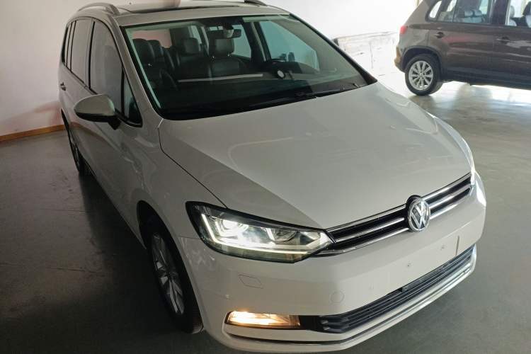 Used Volkswagen Touran 2016 Volkswagen Touran L 280TSI DSG Comfort Edition Front Right 45 Deg