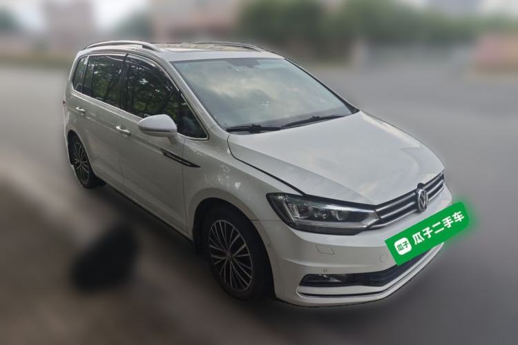Used Volkswagen Touran 2016 Volkswagen Touran L 280TSI DSG Luxury Edition Front Right 45 Deg