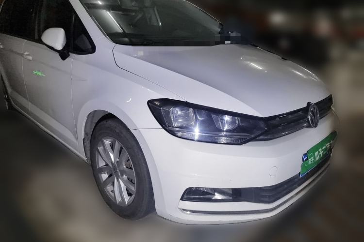 Used Volkswagen Touran 2016 Volkswagen Touran L 280TSI DSG Comfort Edition Front Right 45 Deg