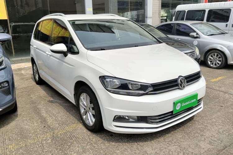 Used Volkswagen Touran 2016 Volkswagen Touran L 280TSI DSG Comfort Edition Front Right 45 Deg