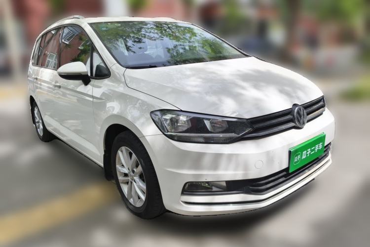 Used Volkswagen Touran 2016 Volkswagen Touran L 280TSI DSG Comfort Edition Front Right 45 Deg