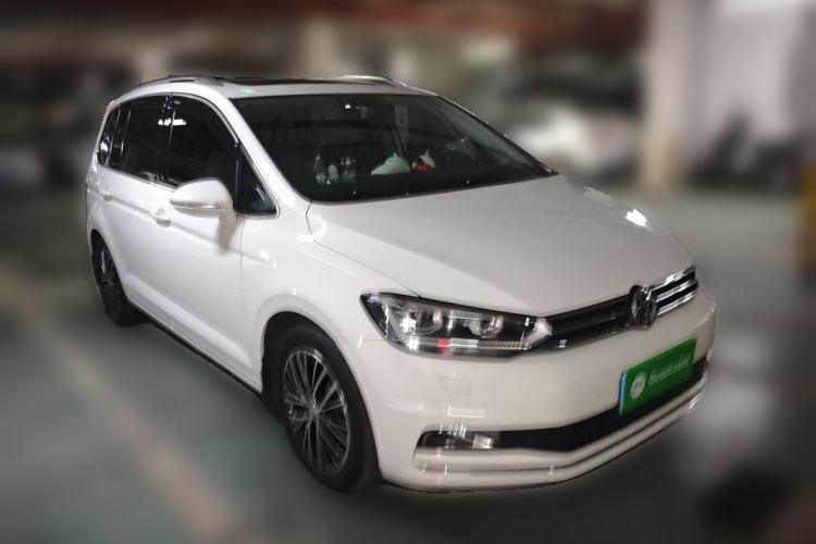 Used Volkswagen Touran 2016 Volkswagen Touran L 280TSI DSG Luxury Edition Front Right 45 Deg