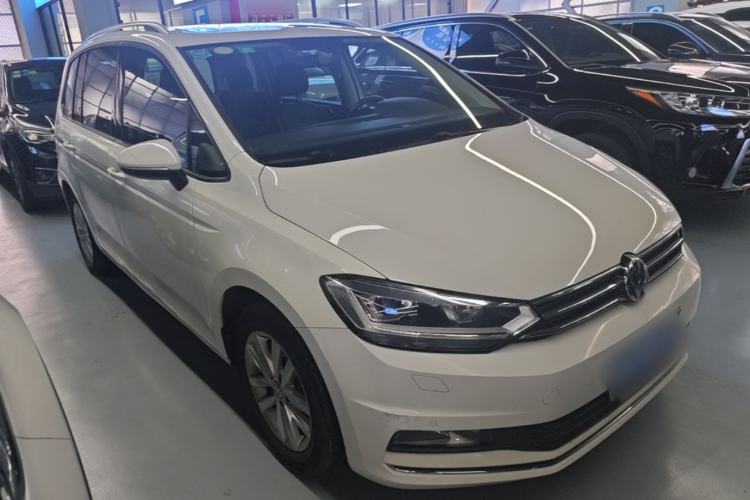 Used Volkswagen Touran 2016 Volkswagen Touran L 280TSI DSG Comfort Edition Front Right 45 Deg