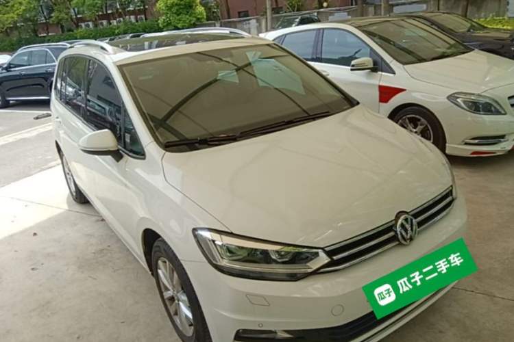 Used Volkswagen Touran 2016 Volkswagen Touran L 280TSI DSG Comfort Edition Front Right 45 Deg