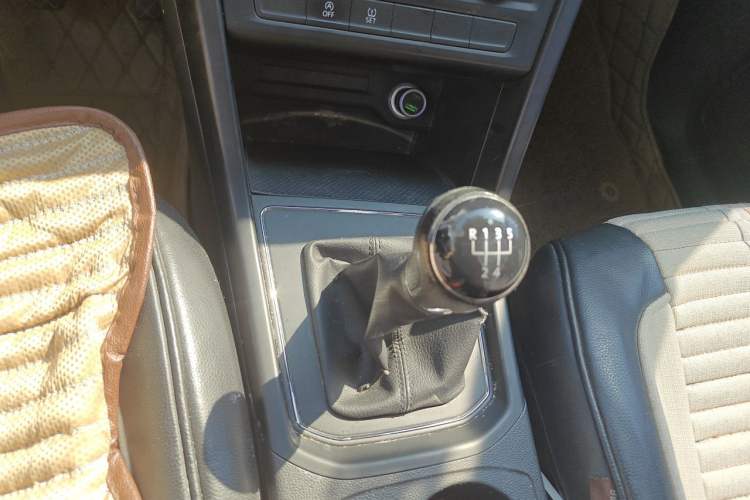 Used Volkswagen Touran 2016 Volkswagen Touran L 280TSI Manual Trend Edition Gear Lever