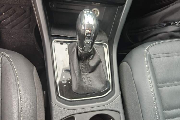 Used Volkswagen Touran 2016 Volkswagen Touran L 280TSI DSG Comfort Edition Gear Lever
