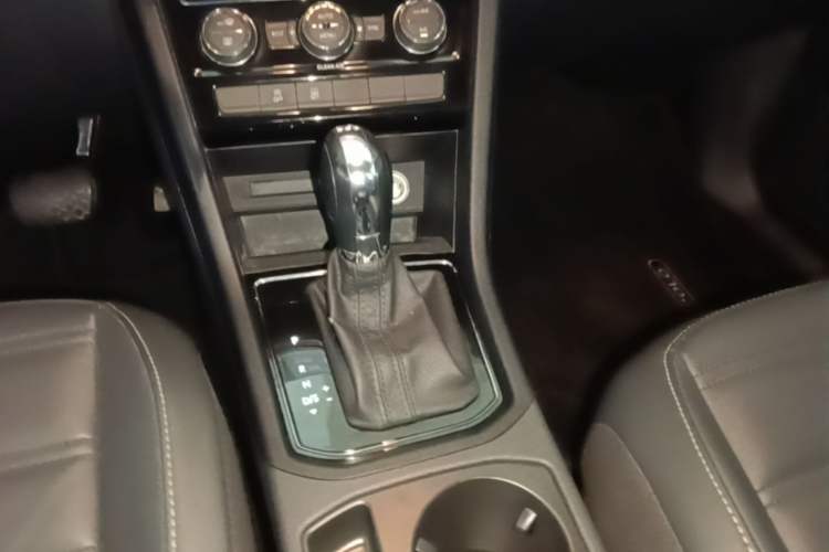 Used Volkswagen Touran 2016 Volkswagen Touran L 280TSI DSG Comfort Edition Gear Lever
