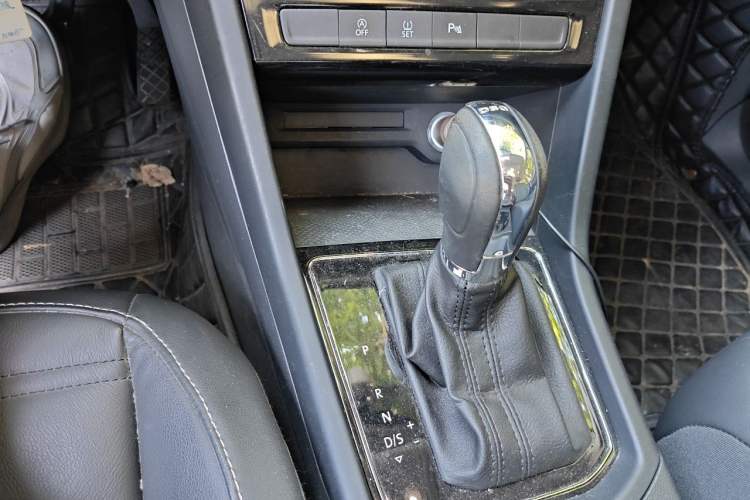Used Volkswagen Touran 2016 Volkswagen Touran L 280TSI DSG Comfort Edition Gear Lever