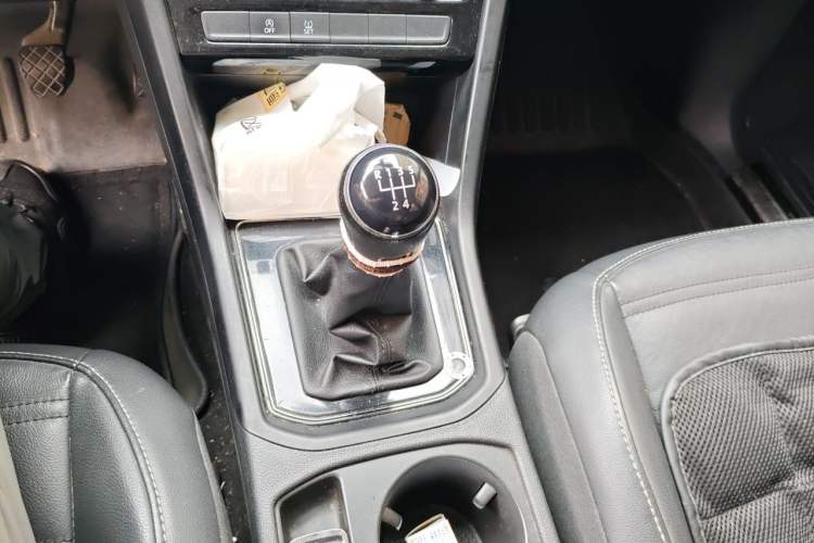 Used Volkswagen Touran 2016 Volkswagen Touran L 280TSI Manual Comfort Edition Gear Lever