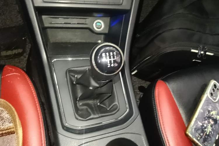 Used Volkswagen Touran 2016 Volkswagen Touran L 280TSI Manual Trend Edition Gear Lever