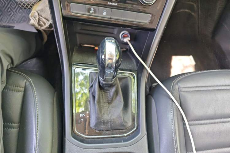 Used Volkswagen Touran 2016 Volkswagen Touran L 280TSI DSG Comfort Edition Gear Lever