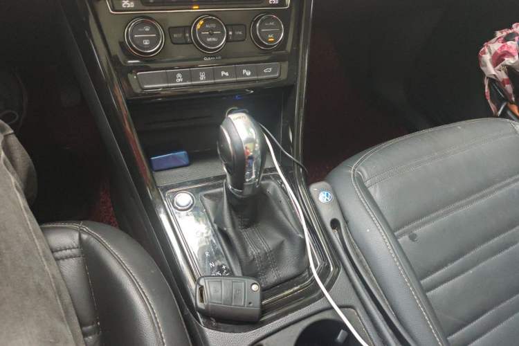 Used Volkswagen Touran 2016 Volkswagen Touran L 280TSI DSG Luxury Edition Gear Lever