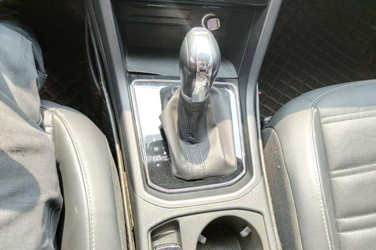 Used Volkswagen Touran 2016 Volkswagen Touran L 280TSI DSG Comfort Edition Gear Lever