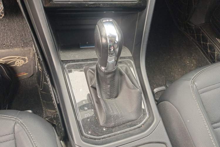 Used Volkswagen Touran 2016 Volkswagen Touran L 280TSI DSG Comfort Edition Gear Lever